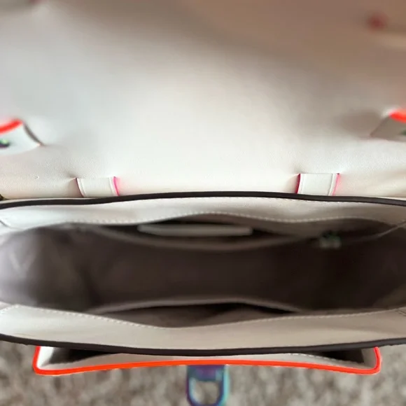 Michael Kors Stylish White Handbag - Picture 5 of 7